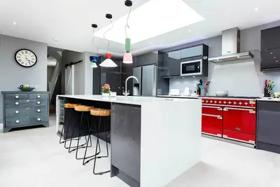 Image de Fantastique maison moderne et joliment décorée avec grand jardin (Veeve)