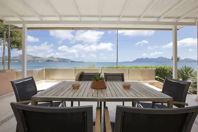 Image de Vues étonnantes sur la mer. Maison moderne et confortable en bord de mer avec piscine privée