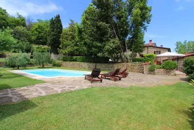 Partie d'une ancienne maison de campagne en pierre, jardin bien équipé et piscine privée. Situé à qu