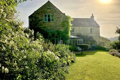 Image de Maison de campagne élégante et artistique du 18ème siècle dans les Cotswolds