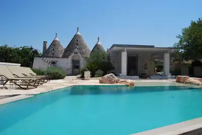 Image de Magnifique trullo, vues panoramiques exceptionnelles, superbe piscine à débordement, Wifi
