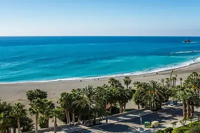 Image de Vues incroyables sur la mer en bord de mer.