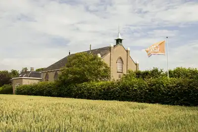 Image de Avec la famille et les amis en vacances dans une belle église sur la mer des Wadden
