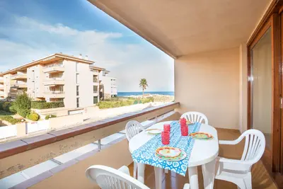 Image de Appartement spacieux et lumineux sur la plage, wifi gratuit, piscine, garage, Golf.