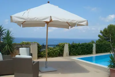 Image de Villa individuelle pour les familles avec piscine et vue dégagée sur la mer
