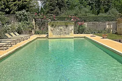 Image de Charmant logis  XVIIIème, piscine privée, grand parc avec rivière. Mariages