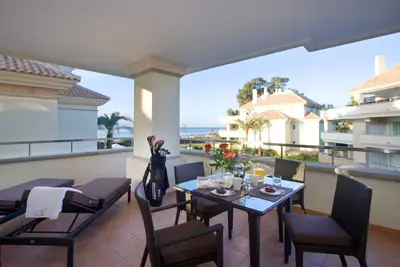 Image de 213 Lux-Serv Apart-Estepona, 2 chambres, toute l'année 28c, piscine chauffée de 20m. Vue sur la mer