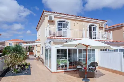 une maison de trois chambres de la maison avec un jardin, terrasse et vue sur l'océan