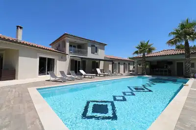 Image de Classé 5 étoiles, villa à 4 lits, grand espace extérieur, pool house et belle garde
