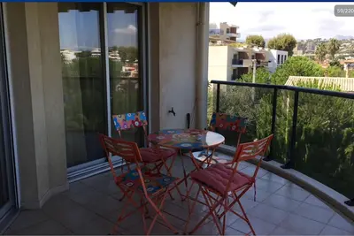 Image de Cagnes sur Mer CĂ´te d'azur terrasse face Ă la mer piscine dans le parc parking