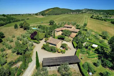 Image de Grand appartement de luxe dans le Chianti, piscine, conciergerie, bar à vins et cocktails, WiFi gratuit, voir Video!