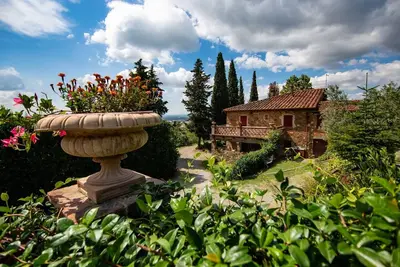 Image de Villa avec piscine privée et court de tennis, avec un bon mélange de confort moderne, de style et de