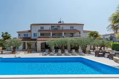 Villa Hope - Appartements avec piscine partagée / Appartement Hope Iv avec vue sur la piscine et balcon