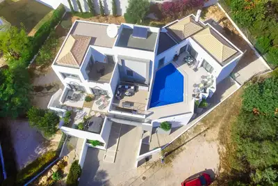 Image de Incroyable villa de 2 chambres, piscine privée, près de la plage, restaurants \/ bars \/ golf \/ tennis