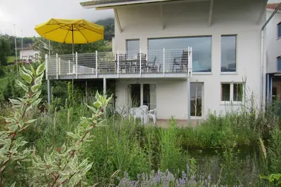Image de Appartement dans une maison de famille avec vue imprenable sur le lac et les montagnes
