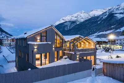 Image de Chalet en bois à l'architecture moderne pour les grandes familles et les groupes