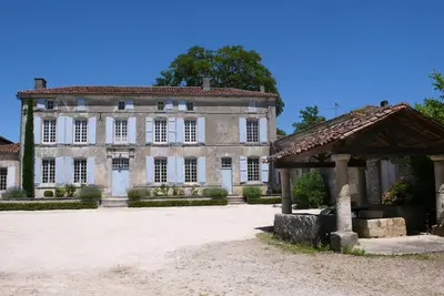 Image de Maison gîte avec cour de ferme et parc proche Cognac.
