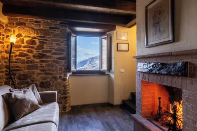 Image de Casa La Ciucola, maison rustique en pierre pour deux familles entourée de verdure
