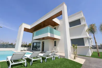 Villa de luxe à distance de marche de la plage avec dans un parc calme. Prix Pas Cher