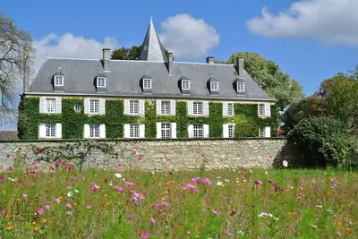 Image de Propriété de charme spacieuse, bien équipée, avec grand parc et tennis