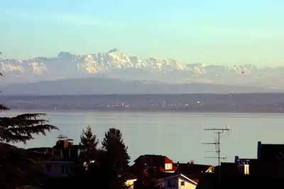Image de Appartement de haute qualité avec balcon et vue imprenable sur le lac et les Alpes