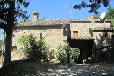 Maison rustique paisible avec une vue imprenable, piscine privée, jardin et pergola.