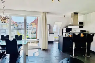 Image de Penthouse de luxe avec grande terrasse sur le toit, emplacement sur la plage, sauna et cheminée!