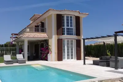 Villa pour 6 personnes, piscine Sw, près de la mer, climatisation, WiFi, chauffage Ir dans toutes les chambres