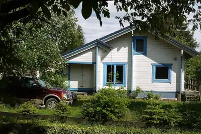 Image de Des soirées douillettes dans la cabane en rondins, près de la cheminée et dans le sauna finlandais au feu de bois