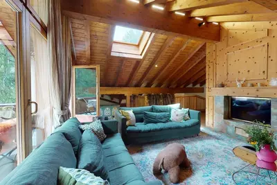 Image de Juste à la pente à côté de la forêt est ce bel appartement en r