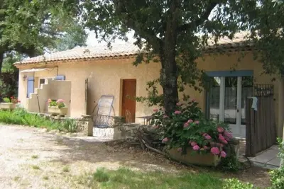 Image de gîte au cœur du luberon en campagne, confortable, calme, idéal en famille.