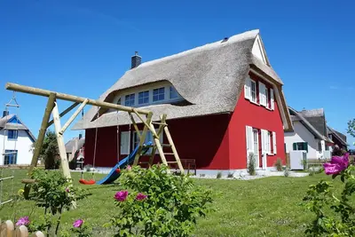 Image de **** Propriété au toit de chaume - parfaite pour les familles avec chiens
