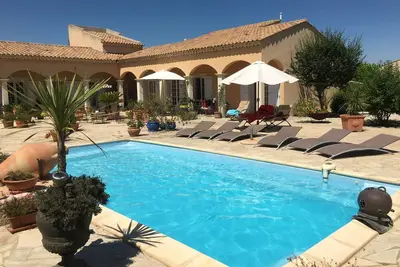 Image de Petit paradis près d'Arles en Provence, grande terrasse et piscine