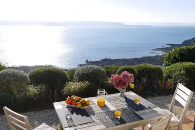 Image de Vue mer spectaculaire, location 4 **** plein sud au calme, pieds dans l’eau