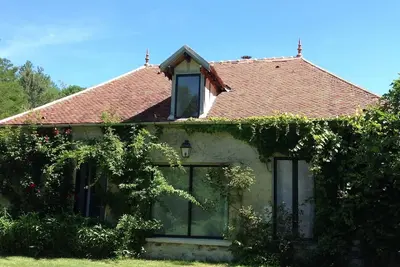 Image de cottage de charme aux pieds d'une abbatiale du 13ème siècle