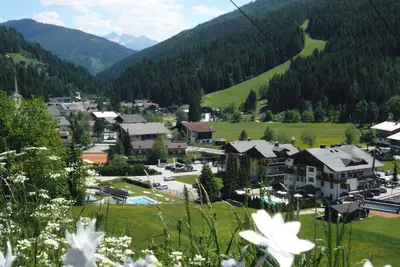 Image de Appartement directement sur la piste de ski avec deux salles de bains séparées