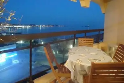 Image de 4 pers, en front de mer, vue mer, plage à 20 m, parking privé, terrasse