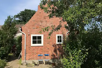 Image de Charmante petite maison avec des meubles de jardin et du milieu du siècle dans la plage près d'Avendorf