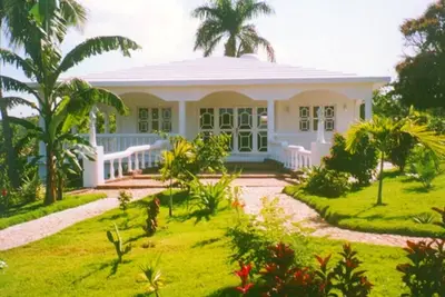 Image de Villa \/ Appartement de 110m2 avec cuisine, terrasse, jardin et piscine, proche de la plage et de la ville