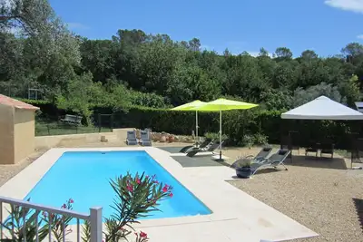 Image de Petite Maison Clos Neuf. grand terrain, piscine, calme, dans le vignoble.