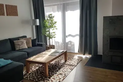 Image de Appartement moderne de 75 m² pour 2 à 5 personnes avec cheminée et belle vue sur la montagne!