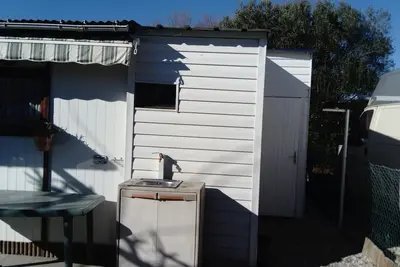 Image de Chalet dans campingBien placé au calme, piscine à côté, belle terrasse à l'ombre