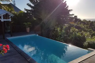 Image de Villa de charme avec piscine et vue mer dans un écrin de verdure