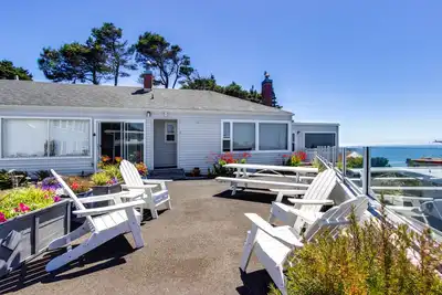 Image de Condo situé au centre avec vue sur l'océan, accès à la plage à proximité!