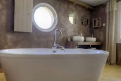Image de Chambre romantique vue Sainte Victoire et piscine