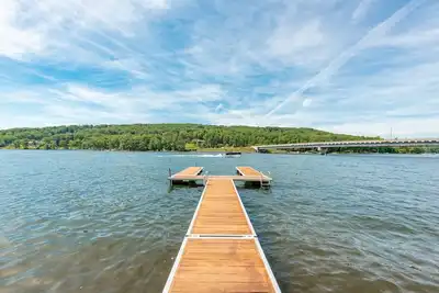 Image de Lake Reflections- Lakefront Home avec foyer, bain à remous et quai