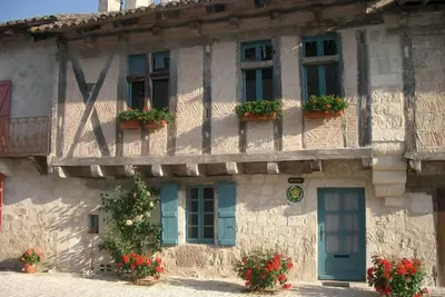 Image de Dans un village classé, maison à colombage donnant sur un vallon boisé