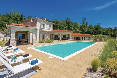 Image de Superbe maison Ă Veprinac avec sauna