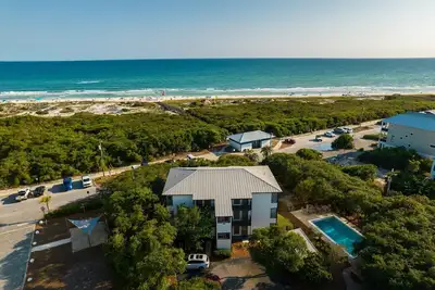 Image de Paradise30A ~ Inlet Dunes 201, Près de la plage de Rosemary, 6 couchages, à quelques pas de la plage, piscine communautaire!