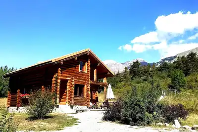 Image de chalet en rondins dans les alpes du sud